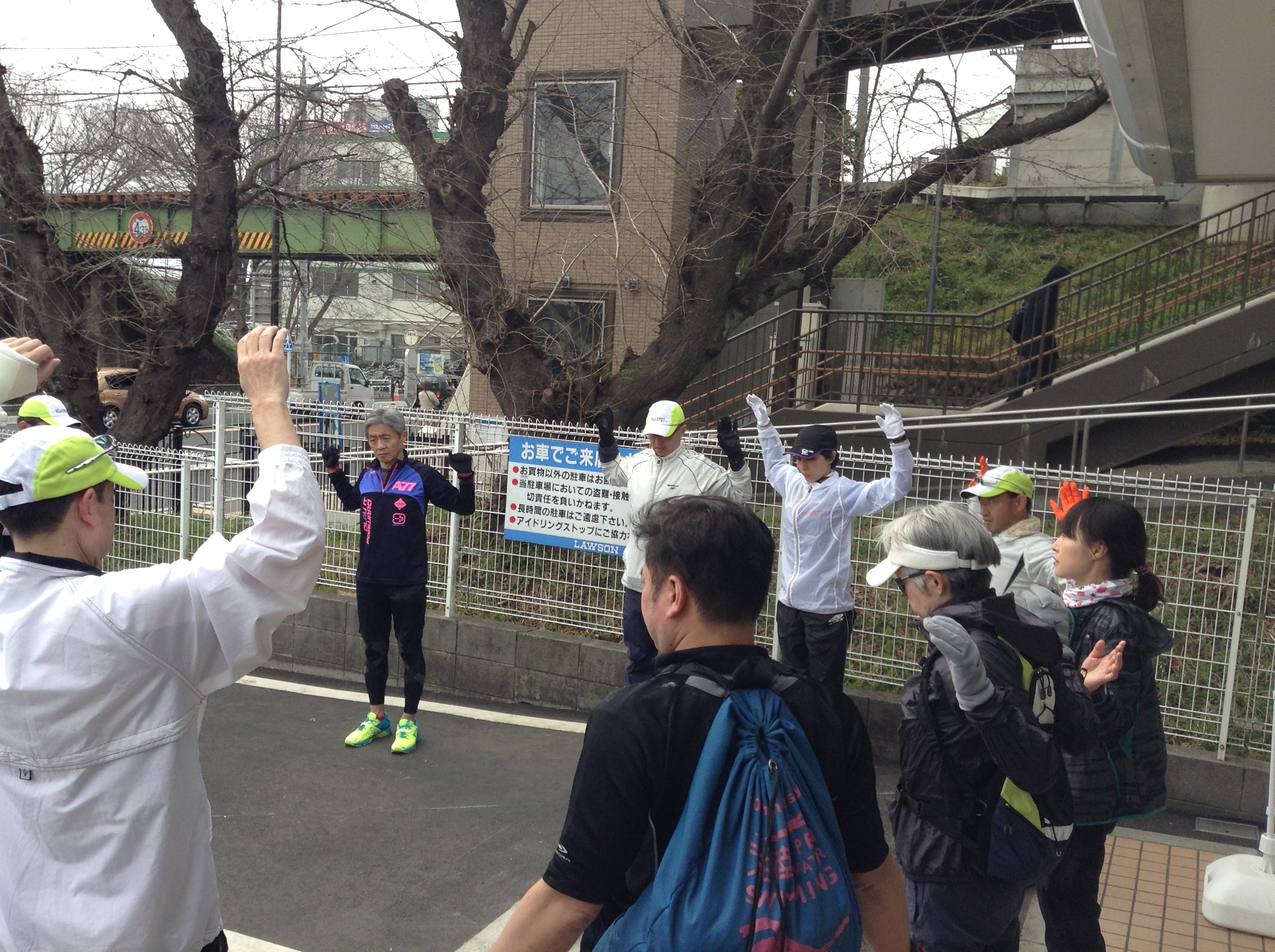 肩甲骨を動かしてストレッチ!!　当日もストレッチをしながら完走目指しましょ～